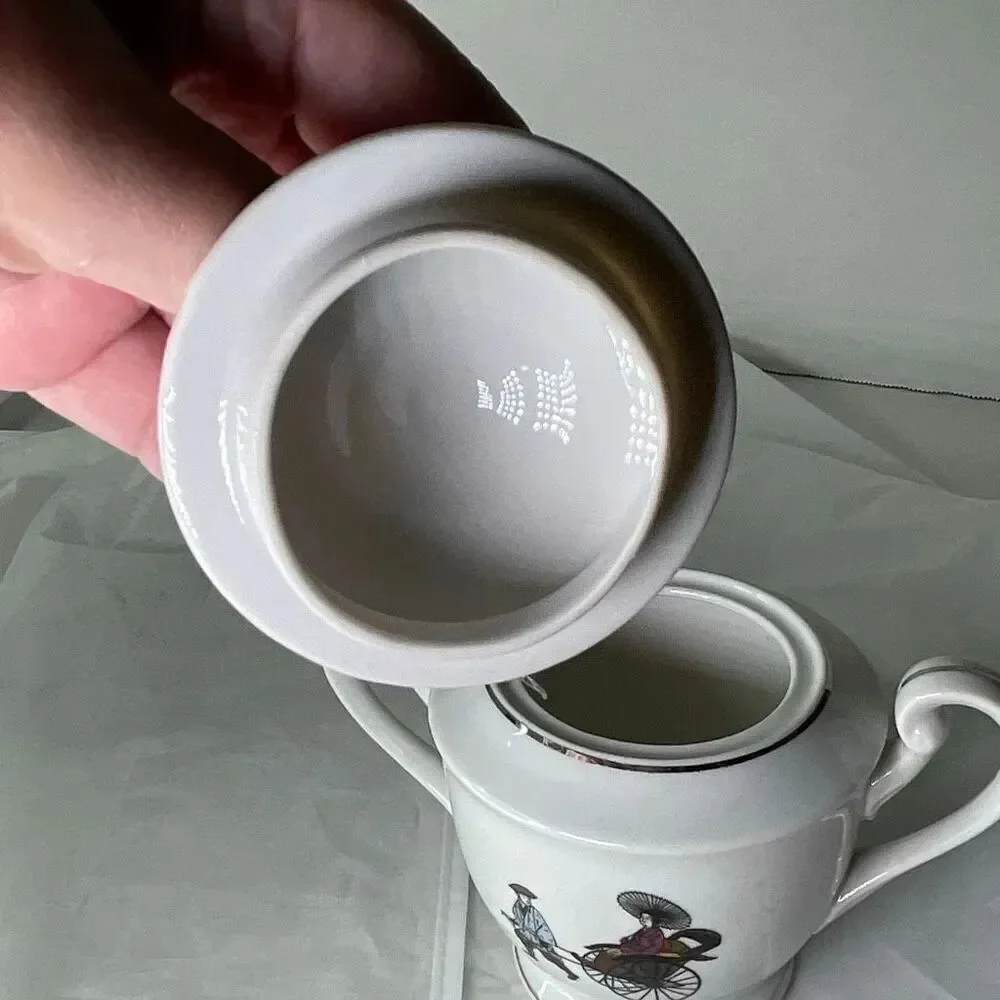 Vintage Hakusan Rikisha pattern porcelain sugar bowl with lid.